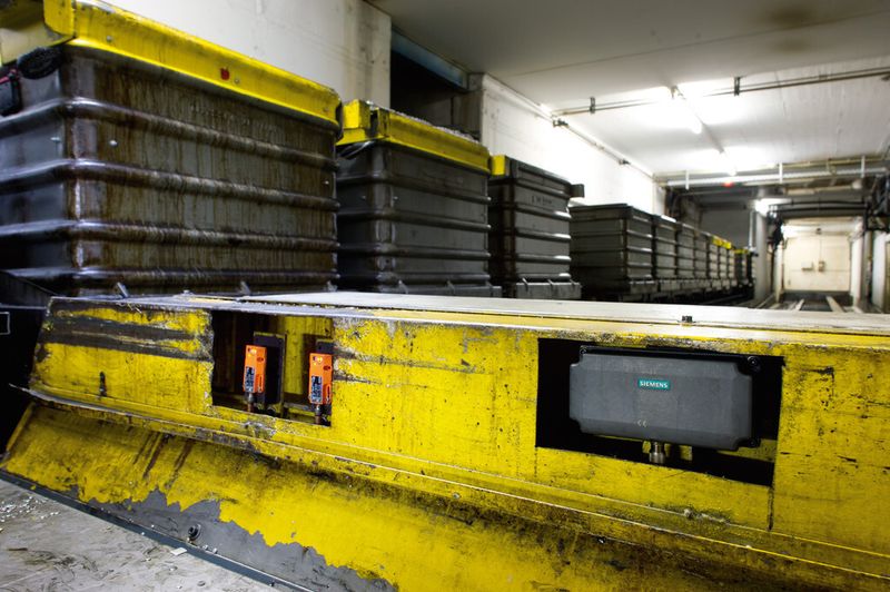 Bild 4: Das RFID-Lesegerät Simatic RF380R erfasst die auf den Transpondern hinterlegten Behälternummern und leitet die Behälter in die richtigen Wege. (Bild: Siemens/W.Geyer)