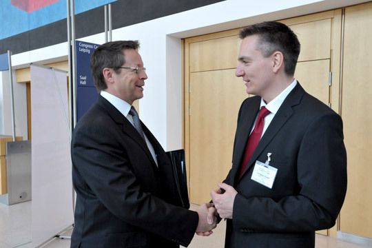 Michael-Julius Renz, der neue Audi-Vertriebsleiter Deutschlands, feierte seine Premiere beim »kfz-betrieb«-Vertriebs-Award. Herzlich begrüßte ihn Chefredakteur Wolfgang Michel. Aber auch ihm haben wir vorab nichts verraten. (Archiv: Vogel Business Media)