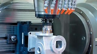 Bearbeitungszentren mit Dreh-Schwenktisch ermöglichen die Komplettbearbeitung eines Werkstückes an fünf Seiten. Bild: Hedelius (Archiv: Vogel Business Media)