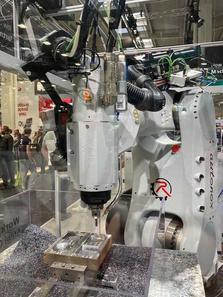 Mit dem Sinumerik Machine Tool Robot von Siemens sollen Roboter - wie hier von Autonox Robotics - hochgenau Metall bearbeiten können. (Bild: Stefanie Michel)