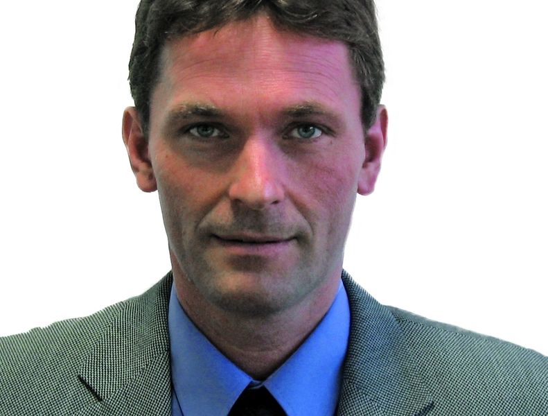 Michael König, Siemens AG, Automation and Drives, nennt als Vorteile von Direktantrieben: „Durch die direkte Integration der Motoren in die Maschine kann kompakter konstruiert und gebaut werden. Die Achsen erzielen höhere Dynamikwerte und Genauigkeiten. Gleichzeitig reduziert sich der Wartungsaufwand.“ Bild: Siemens (Archiv: Vogel Business Media)