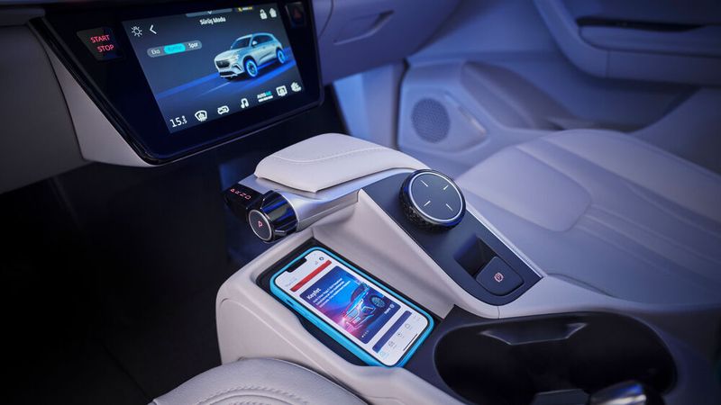 Das Smartphone ist quasi integraler Bestandteil der Togg-Fahrzeuge. Kabelloses Laden des Telefons versteht sich da natürlich von selbst. (Bild: Togg)