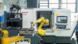 Das Bild zeigt eine Kombination von Technologien: eine Standard-CNC-Maschine, ein Standard Roboter und Standard Messtechnik – kombiniert mit dem Faktor KI.  (Bild: EZU Metallwaren/Thomas Moeller)