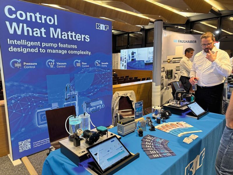 Der Swiss Automation Day der Ostschweizer Fachhochschule in Rapperswil hat sein 15 jähriges Jubiläum gefeiert. Mehr als 30 Aussteller haben Ihre neuesten Technologien im Bereich Automatisierung präsentiert. (Bild: Anne Richter, VCG)