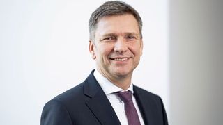 Georg Stawowy, Vorstand Innovation und Technik bei der Lapp Holding AG, ist davon überzeugt, „dass bei den Steckern noch viel Luft nach oben ist. Die Miniaturisierung und die steigende Konnektivität sind ein Entwicklungstreiber in der Industrie. Das wird auch in der Verbindungstechnik zu einer Leistungsverdichtung und weiterer Standardisierung führen.“ (Lapp/Wolfram Scheible)