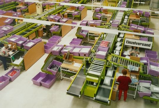 Bei Otto in Haldensleben Anfang der 1990er Jahre erfolgte der Materialfluss nach dem Goods-to-Person-Prinzip.(Quelle:  Dematic)