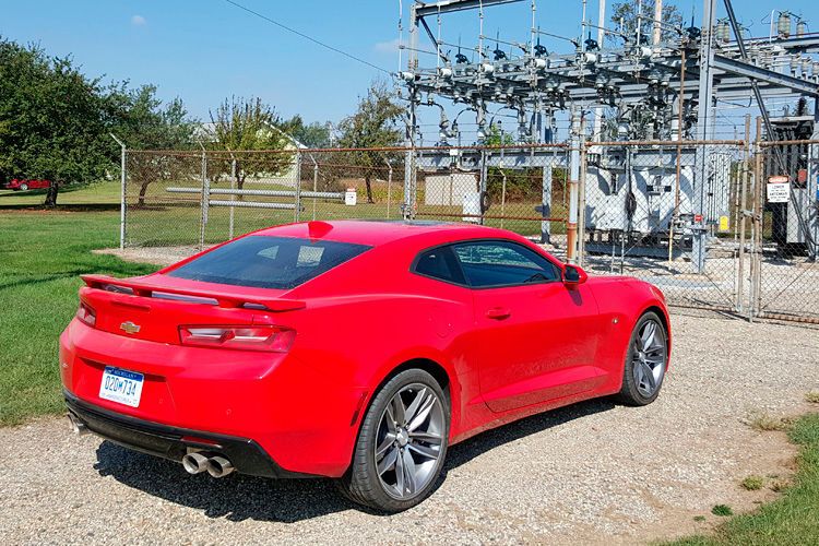 Mit dem V6-Motor ist der Camaro um stolze 133 Kilogramm leichter geworden. Seine Architektur ist eng mit dem Cadillac ATS verwandt. (Foto: Jens Meiners)