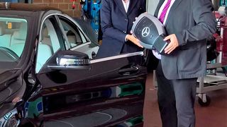 Garantieren eine Ausbildung auf höchstem Niveau: Astrid Stolze, Centerleiterin Stern Auto Magdeburg, übergibt den Fahrzeugschlüssel an BTZ-Leiter Uwe Rokosch. (BTZ)