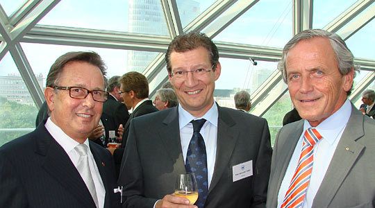 Der ehemalige ZDK-Präsident und Vorgänger von Robert Rademacher, Rolf Leuchtenberger (v. li.), im Gespräch mit Peter Alexander Trettin (Mercedes-Benz Vertrieb Deutschland) und Jens Becker (Subaru). (Archiv: Vogel Business Media)