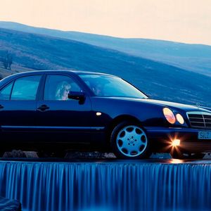 Vier Augen für Deutschlands feinstes Taxi: Die Mercedes E-Klasse beglückte in der Businessclass mit einem neuen Frontdesign. Während sie manch konservativen Mercedes-Fan verschreckte, verschreckte die Qualität des intern W/T 210 genannten Wagen jedoch jeden, der ihn kaufte. Massive Rostprobleme beschädigten den Nimbus der Stuttgarter als Hersteller landzeitstabiler Fahrzeuge nachhaltig. „E-Klasse W 210 – die Rost- und Pannenklasse von Mercedes“ titelte ein bekanntes Nachrichtenmagazin zu Recht. Entsprechend dezimiert ist der Bestand an diesem Modell mittlerweile.(Bild:  Daimler AG)