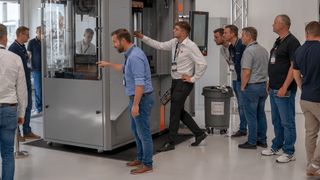 216 Branchenexperten aus 23 Ländern folgten der Einladung zum Day of Technology bei Maplan. Sie konnten insgesamt 31 Maplan-Maschinen begutachten, die unter realen Bedingungen Gummi verarbeiteten. (Bild: Maplan)