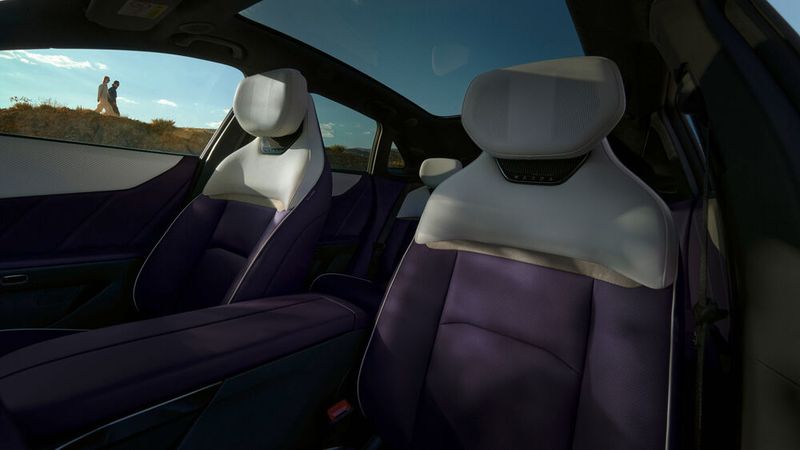 Ein Panoramadach sorgt für ein luftiges Raumgefühl im Crossover. (Bild: Mazda)