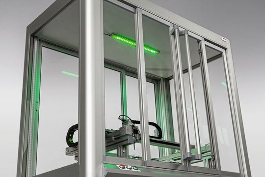 Mithilfe von Signaltechnik lassen sich Prozesszustände einfach visualisieren, indem beispielsweise je nach Prozessfortschritt einzelne Segmente erlöschen oder die gesamte Prozessebene in einer Signalfarbe leuchtet.(Bild:  Item Industrietechnik)