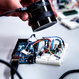 Ein circa 15 Euro teurer Lautsprecher reicht aus, um einen MEMS-basierten Beschleunigungssensor zu manipulieren.(Bild:  Kevin Fu / Michigan Engineering)