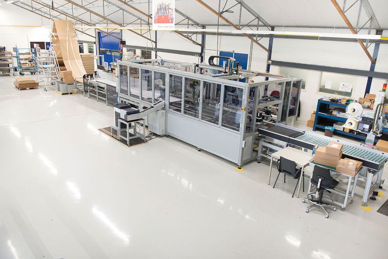 Die vollautomatische Verpackungsmaschine für Päckchen bis 15 Kilogramm. Der Clou: Die Maschine packt die zu versendenden Waren nur mit so viel Kartonumverpackung ein wie nötig. (Bild: SEW)
