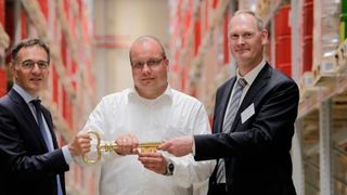 Bei der symbolischen Schlüsselübergabe (v.l.): Michael Brockhaus (Vorstand Rhenus), Simon Rupert (Niederlassungsleiter) und Johannes Rohde (GL Rhenus Warehousing Solutions Deutschland). (Rhenus)