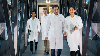 Im Jahr 2015 waren weltweit rund 10.000 Mitarbeiter in Forschung und Entwicklung beschäftigt. Im neuen Forschungsgebäude B007 in Ludwigshafen forschen beispielsweise Wissenschaftler in den Bereichen Materialphysik, Formulierung und Effektstoffe zusammen mit Polymerchemikern im Nachbargebäude. Die Wege sind kurz, über eine Brücke sind beide Gebäude verbunden. Van Tay Nguyen (links), Bernhard von Vacano (Mitte links), Sebastian Müller (Mitte rechts), alle Mitarbeiter der Materialphysik und Fangfang Chu (rechts), Chemikerin in der Formulierungsforschung, auf dem Weg über die Verbindungsbrücke. (BASF SE)