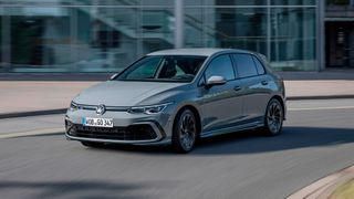 Mit 136.324 Neuzulassungen lag der Golf auch 2020 klar an der Spitze des Neuzulassungsrankings in Deutschland. Im Vergleich zu 2019 büßte er aber enorm ein. (Bild: Volkswagen)