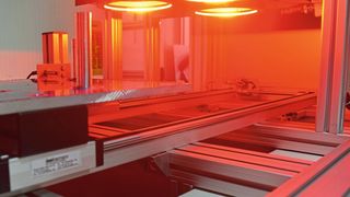 Drei Genie Nano-Kameras scannen die Prüfteile, die von speziellen Dombeleuchtungen beleuchtet werden. (Bild: Polytechnik Schmidt)