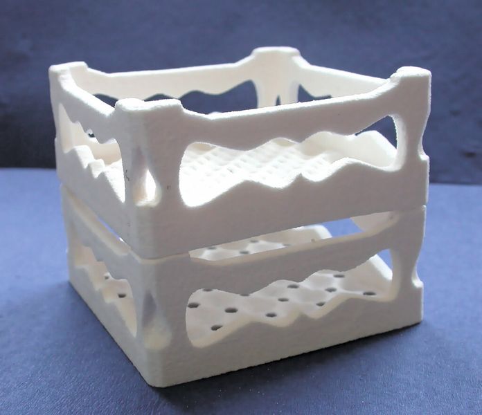 Keramische Sinterträger für das MIM-Verfahren (Metal Injection Moulding) liefert WZR jetzt auch formoptimiert und kundenspezifisch abgestimmt. (Bild: WZR)