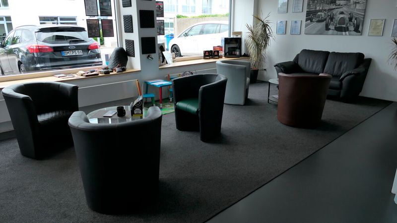 Auch im Wartebereich des Unternehmens kann man sich durchaus wohlfühlen. (Bild: Wenz - VCG)