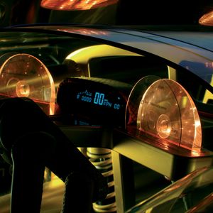 Transparente Anzeige- und Funktionsdisplays im Cockpit als Touch-Panel. Sie bestehen jeweils aus einem rückseitig bedruckten CD/DVD-Rohling aus Polycarbonat.