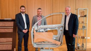 v.l.n.r.: David Heyner, Projektleiter Kompetenzzentrum, Dr. Elmar Beeh, Abteilungsleiter Werkstoff- und Verfahrensanwendungen Gesamtfahrzeug, Prof. Dr. Tjark Siefkes, Institutsleiter, Institut für Fahrzeugkonzepte (Bild: DLR)
