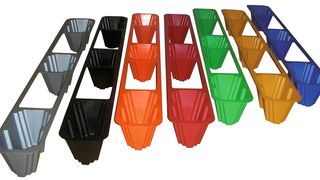 Drei Kunststoffkufen braucht es, um eine Holzpalette zu ersetzen. Die Ladungsträger sind aus recyceltem PP und PE gefertigt und damit wiederverwendtbar. (Bild: Toppy)