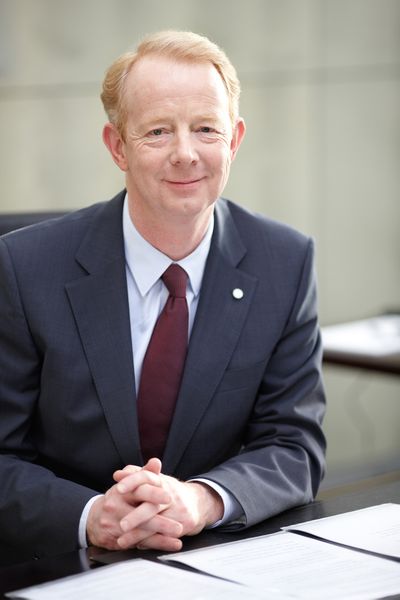 Platz 5: Bayer, Deutschland  Dr. Marijn Dekkers ist seit Oktober 2010 Vostandsvorsitzender der Bayer AG und wurde damit Nachfolger von Werner Wenning. Davor hatte Dekkers die Leitung des Bayer-Teilkonzerns Bayer HealthCare inne.  (Bild: Bayer)