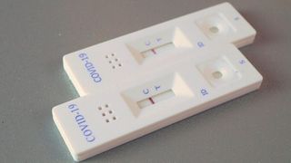 Ab Mittwoch dürfen ungeimpfte Arbeitnehmer nur mit einem offiziellen Negativtest zur Arbeit kommen oder müssen sich im Betrieb unter Aufsicht selbst testen. Ein zu Hause durchgeführter Selbsttest reicht nicht aus.   (gemeinfrei)