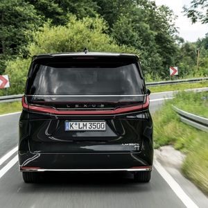 Chromschmuck und auffällige Leuchten wie das durchgängige Rücklicht verleihen dem LM ebenfalls eine besondere Aura.(Bild:  Lexus)