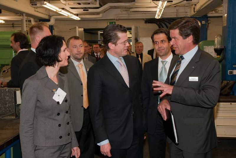 Geschäftsführer Ulrich Reifenhäuser (rechts) erläuterte dem Bundenwirtschaftsminister, wie das Unternehmen gestärkt aus der Krise hervorgehen wird. (Archiv: Vogel Business Media)