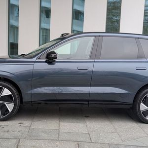 Der Volvo EX90 ist 5.037 mm lang, 1.964 mm breit und 1,744 mm hoch. (Bild:  Mauritz – VCG)