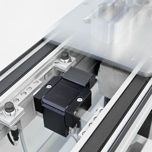 Die mittig angeordneten Stopper mit integrierter Dämpfung verhindern ein Verkanten der Werkstückträger in den Führungsleisten. Sensoren ermöglichen dabei die Erkennung eines Carriers auf dem Band und somit das Auslösen der Stopper.