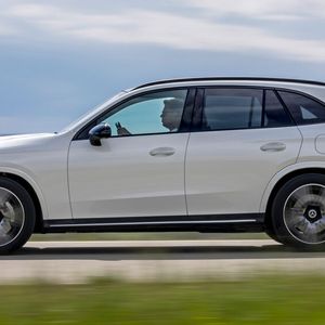 Das Mittelklasse-SUV ist um sechs Zentimeter gewachsen und hebt sich mit einem neuem Frontgrill, neuen Heckleuchten und veränderten Karosseriefalzen deutlich vom Vorgänger ab.(Bild:  Mercedes-Benz)