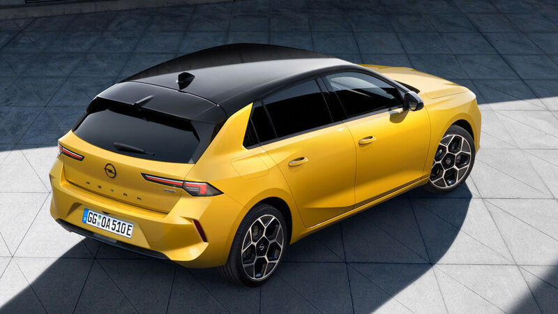 Generell wirkt de Astra optisch breiter und dynamischer als sein Vorgänger. (Opel)