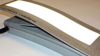 Biegbare OLED: Sie wurde in ein entsprechend gestaltetes Gehäuse eingeschoben und erhält dadurch ihre Krümmungsform. Das gesamte Trägerelement wurde im 3D-Druckverfahren hergestellt. Deshalb sind die Oberflächen nicht so perfekt wie bei einem polierten Fräs- oder einem gespritzten Kunststoffteil. (Bild: automation Uhr)