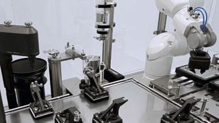 Machine robotisée de remplissage de flacons équipée de la technologie à déplacement planaire. (Source : Steriline)