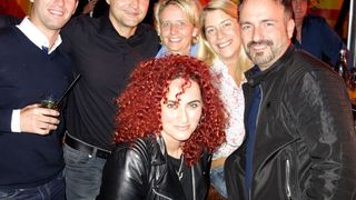 Auch wenn es kein Tor gab, Dimitri Schewtschenko (TAROX), Michael Vorberger (LG), Stephanie Steen und Besa Agaj (IT-BUSINESS), Verena von Oertzen und Timo White (LG) hatten trotzdem Spaß (v. l.) (Bild: Vogel IT-Medien GmbH)