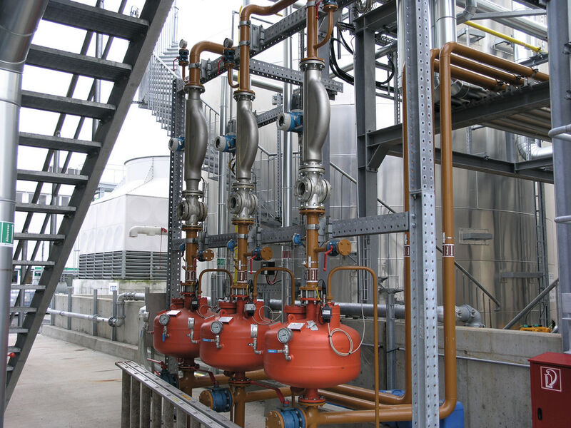 Behälterbefüllung in einem chemischen Betrieb mit Promass 83F (Bild: Endress+Hauser)