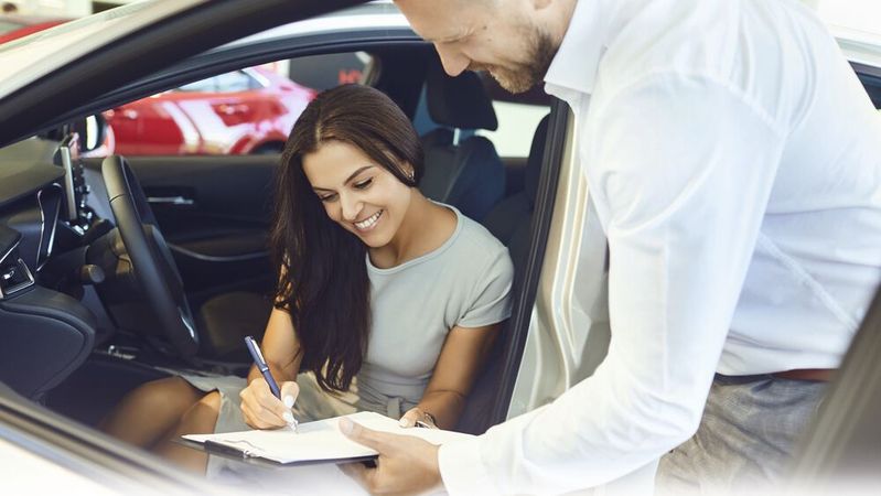 Die junge Frau sucht sich ein Auto aus und unterzeichnet den Kaufvertrag. Der eigentliche Käufer ist aber ihr Vater. Das ist kein Problem im neuen Kaufrecht.(Bild:  © Studio Romantic - adobe.stock.com)