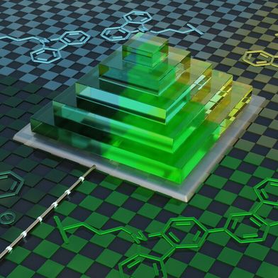 Visualisierung einer 3D-gedruckten Pyramidenstruktur mit elektrochromem Verhalten. Aufgrund der unterschiedlichen Redoxzustände des leitfähigen Materials verändert die Struktur bei elektrochemischer Stimulierung reversibel ihre Farbe. (Bild: Universität Stuttgart, GRK 2948, F. Sterl)