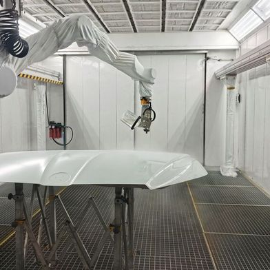 Der Roboter arbeitet sehr präzise und soll vor allem Material einsparen. Dabei können Einzelteile und komplette Fahrzeuge lackiert werden.  (Bild: Hänssler GmbH)