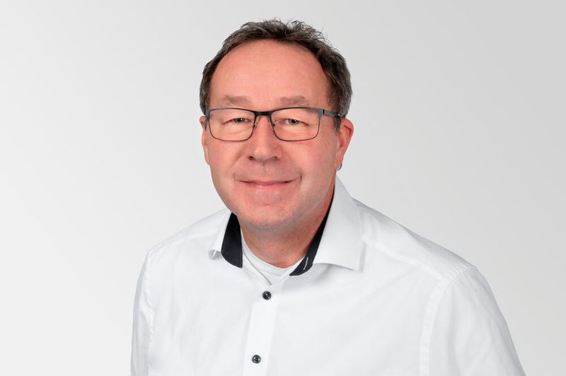 Robert Isele war seit Beginn der 90er Jahre bei der BMW Group tätig und hat aus der Applikation die Entwicklungen von APIX und ISELED über lange Zeit aktiv begleitet.  (Bild: Inova Semiconductor)