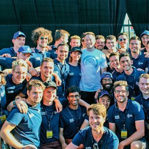 Die 30 Studenten des „WARR-Hyperloop-Teams“ der TU München feiern mit Space-X-Gründer Elon Musk ihren Sieg beim der Space-X-Hyperloop-Pod-Competition.