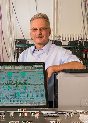 Hans-Joachim Felkl: Edelstahl ohne Ausschuss walzen – Edelstahl ist ein kostbares Material. Bei der Herstellung wird allerdings relativ viel Ausschuss produziert, weil das Metall nicht mehr gleichmäßig dünn wird, wenn abgenutzte Arbeitswalzen gewechselt werden müssen. Hans-Joachim Felkl (58) hat ein neues Verfahren zum Walzenwechsel entwickelt, das das Material schont. Pro Jahr kann eine so ausgerüstete Kaltwalzanlage mindestens sieben Prozent mehr Durchsatz erbringen. Der Spezialist für Regeltechnik von Walzanlagen arbeitet im Sektor Industry in Erlangen. (Bild: Siemens)