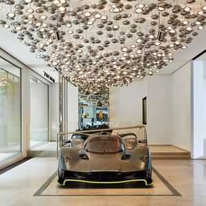 Aston Martins Hypercar Valkyrie AMR Pro war der Hingucker bei der Eröffnungsfeier. Beleuchtet wurde das Fahrzeug von einem stylischen Kronleuchter. (Bild:  Aston Martin)