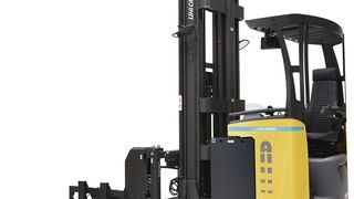 Die um 180° drehbaren Gabeln des Tergo URS ermöglichen ein bequemes Platzieren der Waren auf beiden Seiten des Ganges. (Bild: Unicarriers)