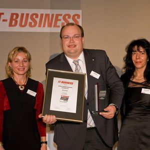 Rolf Mittag von Komsa nahm auf der Bühne den Gold-Award im Bereich Spezial-Distribution entgegen.