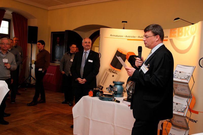 Gepflegte Tradition der Förderprozess-Foren sind die Ausstellungsrundgänge. Hier stellt Dr. Jörg Kempf, stellv. Chefredakteur PROCESS (rechts), das Unternehmen Ebro vor, Hersteller von Industriearmaturen, Antrieben und Automatisierungstechnik. (PROCESS)